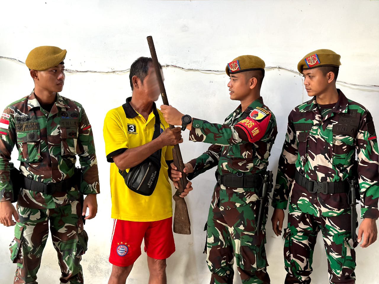 Danpos Gabma Simanggaris Satgas Yonarhanud 8/MBC Terima Senjata Api Rakitan Warga